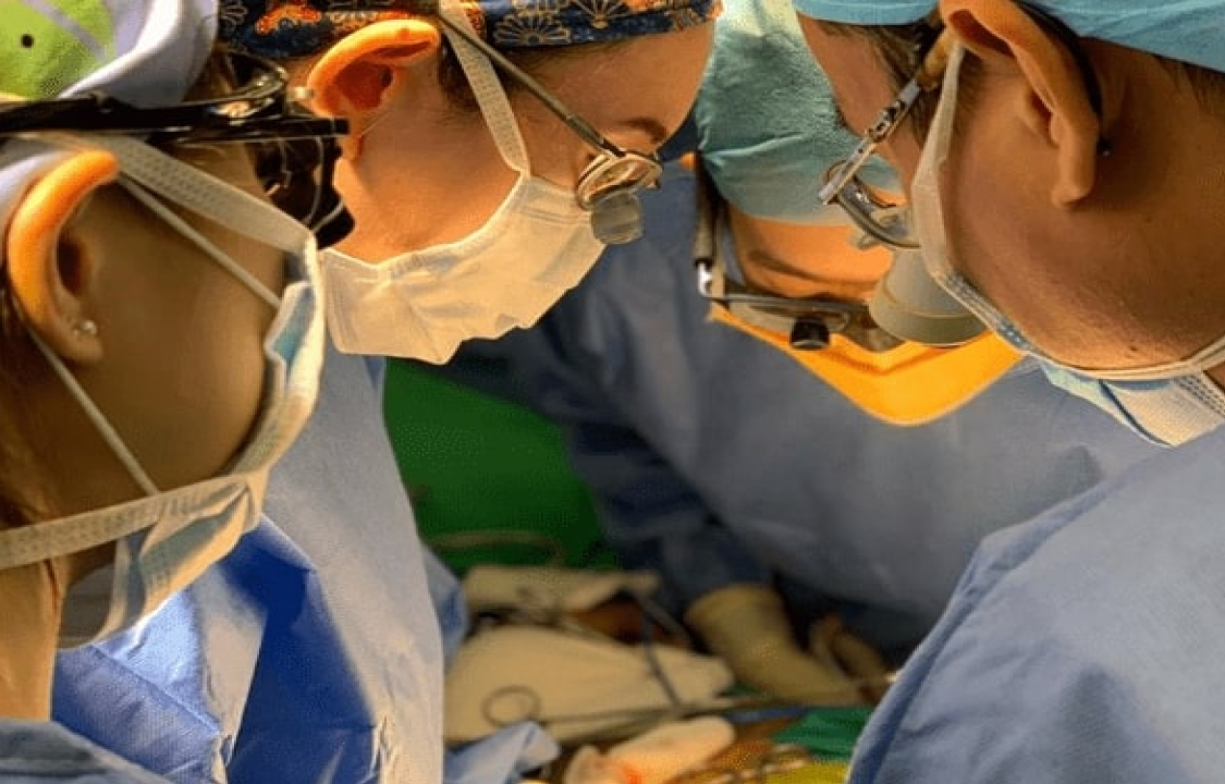 Dr Jacqueline Tan doing surgery