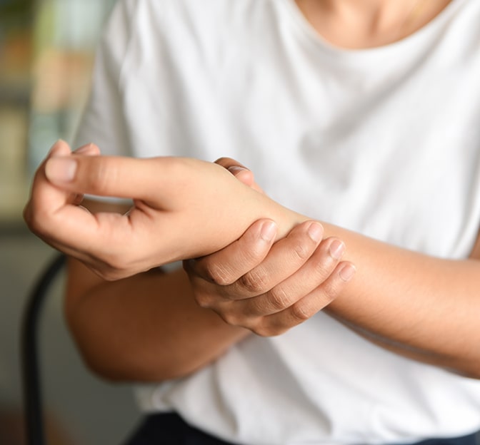 lady experiencing De Quervain’s Tenosynovitis in Singapore